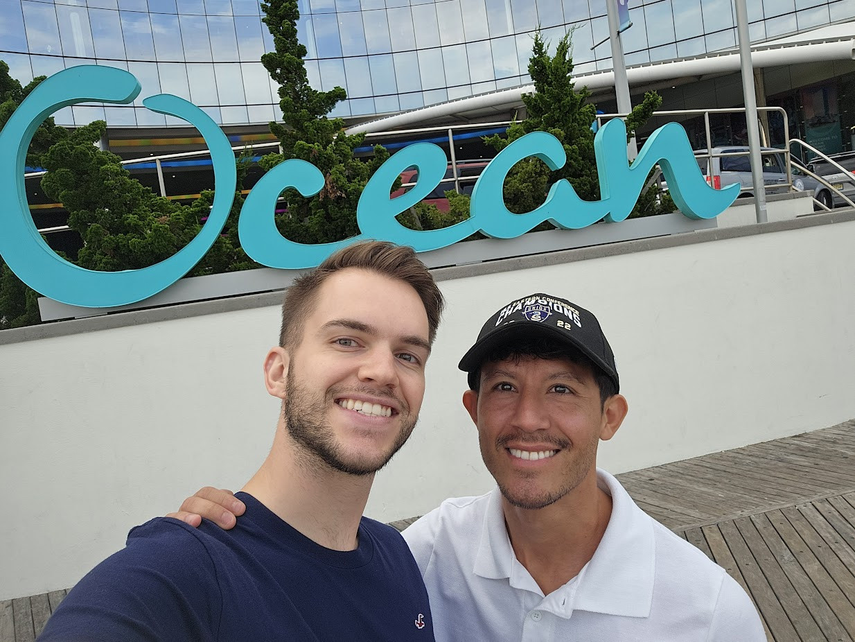 Kyle Taveira và Martin Alfaro trước Ocean Casino Resort