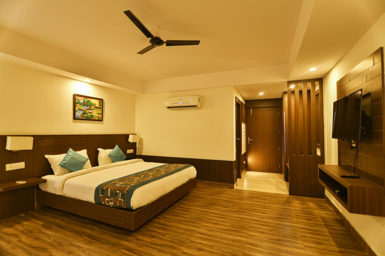 Phòng suite sang trọng tại Krishna Valley Wellness Resort Vrindavan