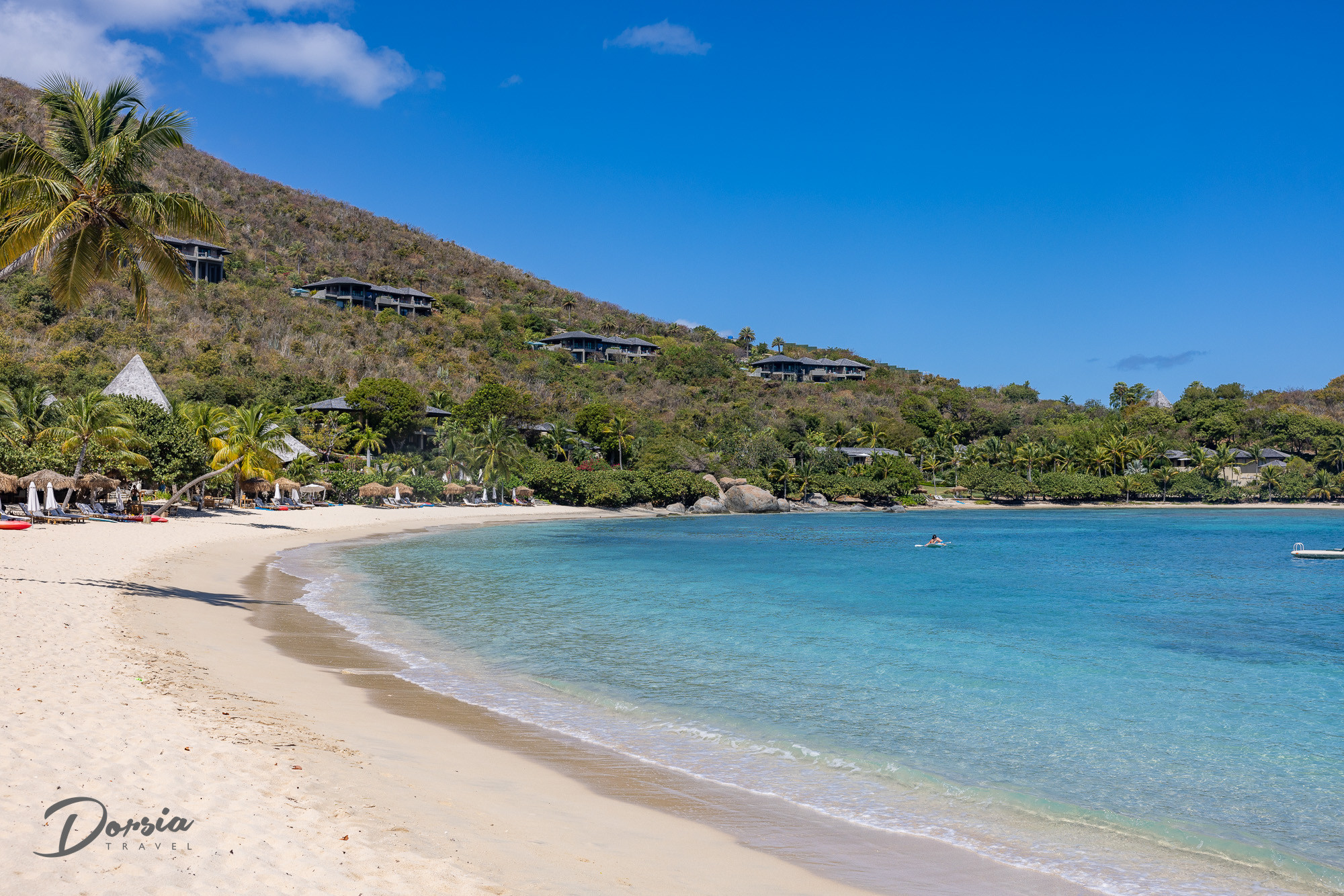 Toàn cảnh Dix Bay Resort Virgin Gorda với bãi biển trải dài và cây xanh tươi tốt.