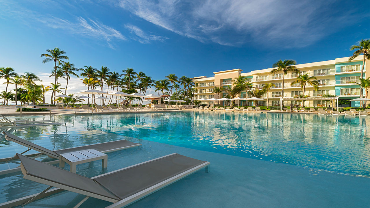 Khu vực hồ bơi rộng lớn và nhà hàng bên bãi biển tại The Westin Puntacana Resort & Club