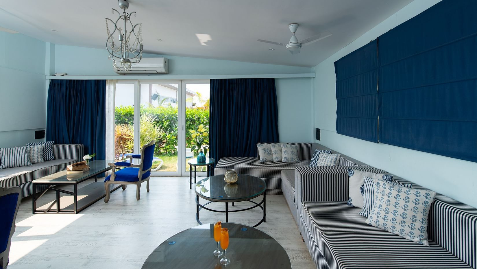 Khu vực sảnh chờ ngoài trời với ghế sofa êm ái tại Living Room Beach Resort Morjim, mang đến không gian thư giãn lý tưởng cho du khách