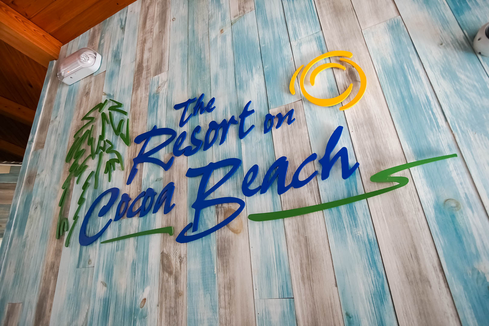 Bảng hiệu The Resort on Cocoa Beach với màu sắc tươi sáng