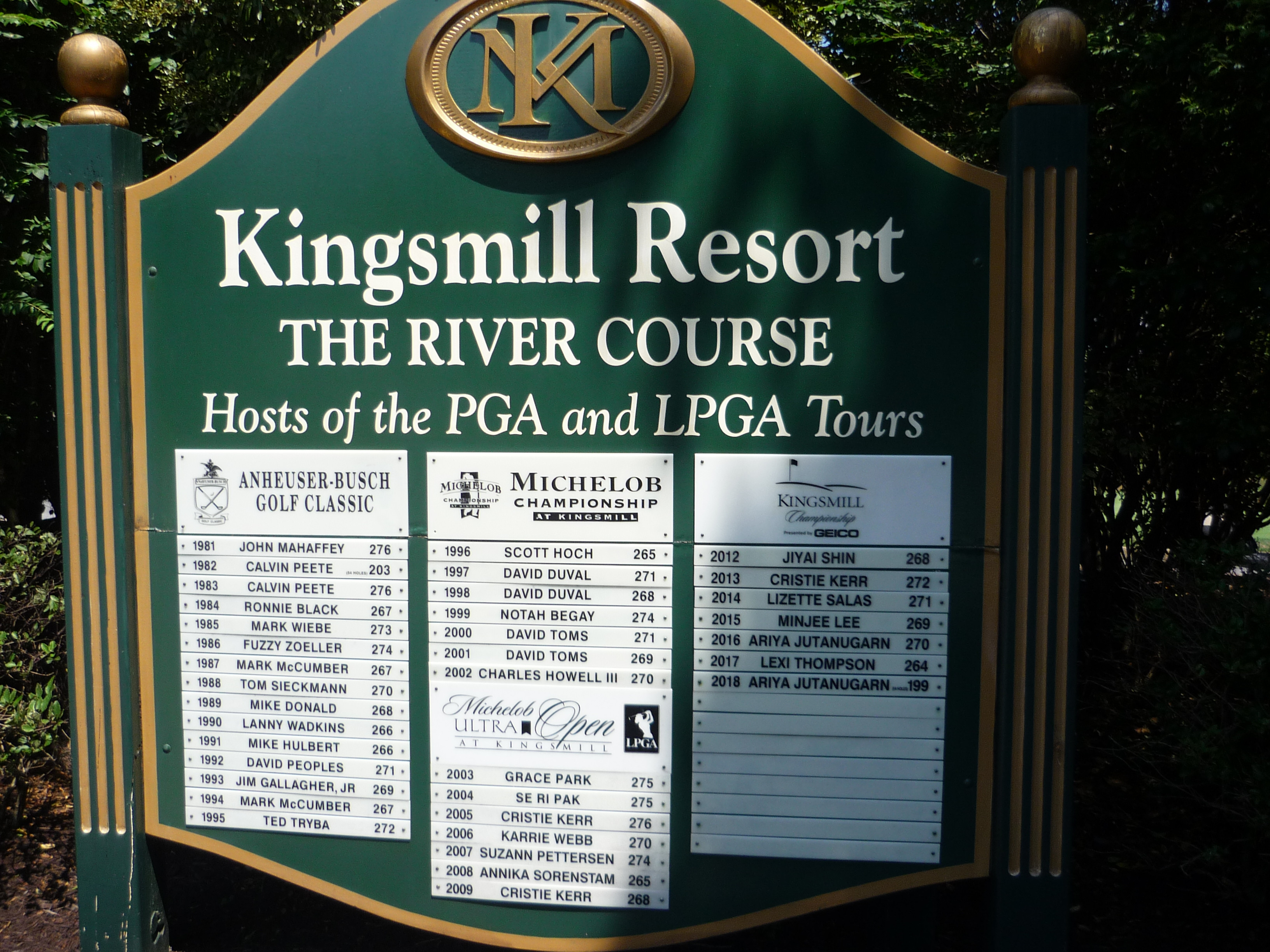 Biển hiệu Kingsmill Resort chào mừng du khách đến với sân golf đẳng cấp.