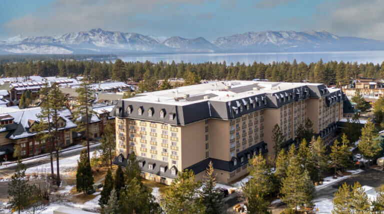 Toàn cảnh Margaritaville Resort Lake Tahoe vào mùa đông