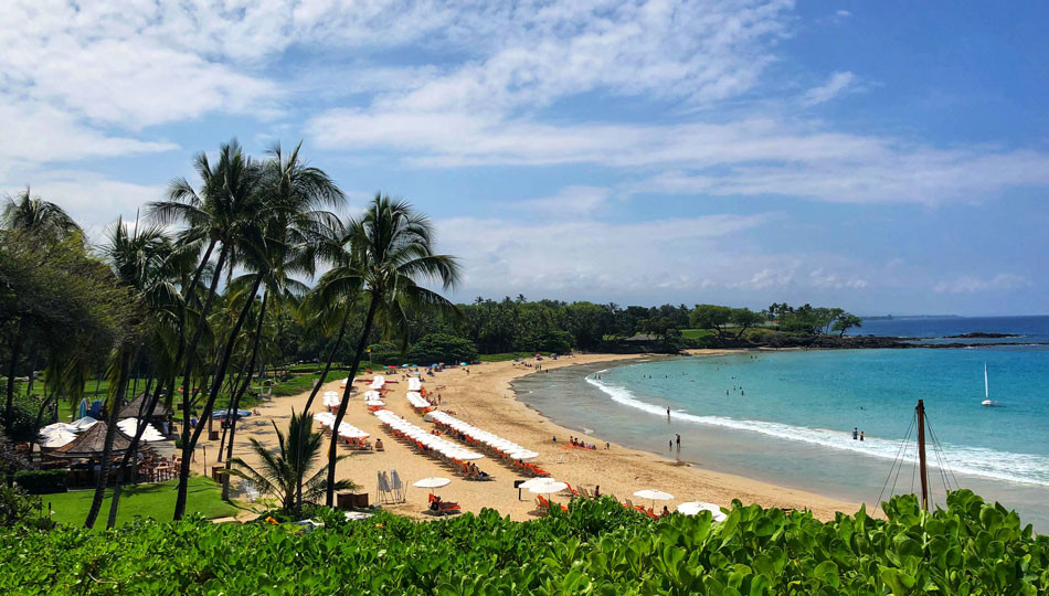 Toàn cảnh bãi biển Kaunaoa trong Mauna Kea Resort