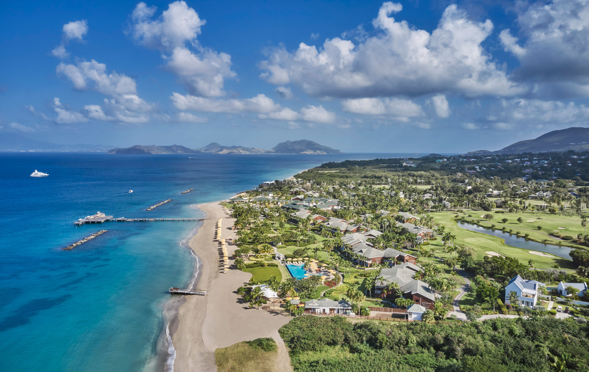 Tiện nghi tại Nevis Peak Residences bao gồm bãi biển cát trắng dài nửa dặm với các môn thể thao dưới nước, sân gôn Robert Trent Jones II, sân tennis và pickleball.