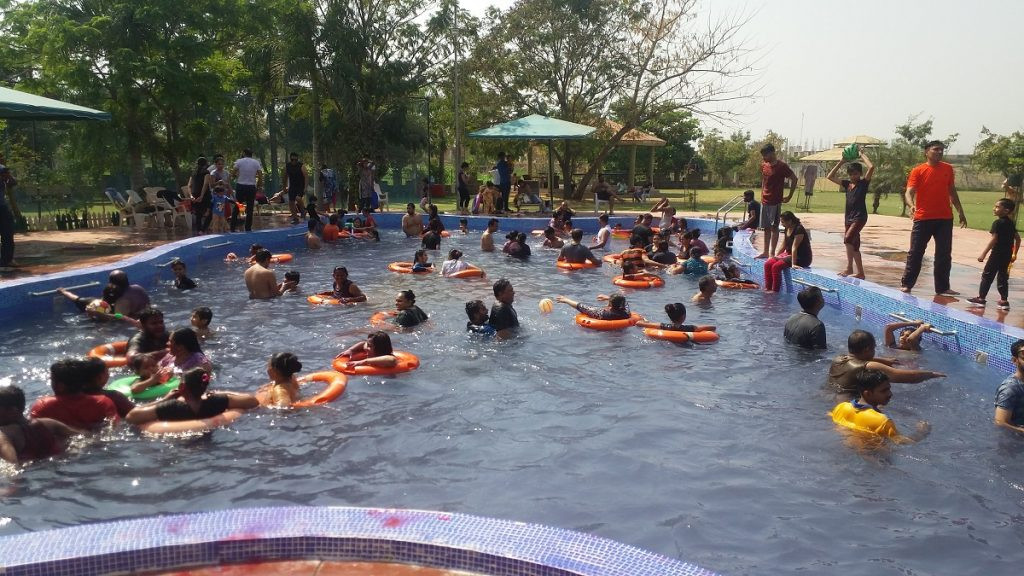 Khuôn viên xanh mát và hiện đại tại Shanti Suman Resort, địa điểm picnic lý tưởng gần Ahmedabad