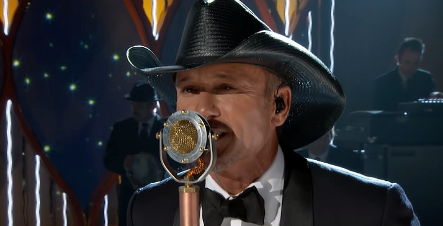 Tim McGraw trên sân khấu