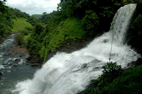 Thác nước Tamhini Ghat hùng vĩ chảy giữa khung cảnh thiên nhiên xanh tươi gần các khu nghỉ dưỡng