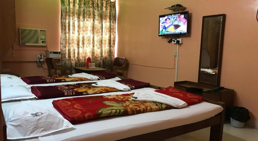 Phòng đôi deluxe tại Campal Beach Resort với giường đôi và tầm nhìn thành phố