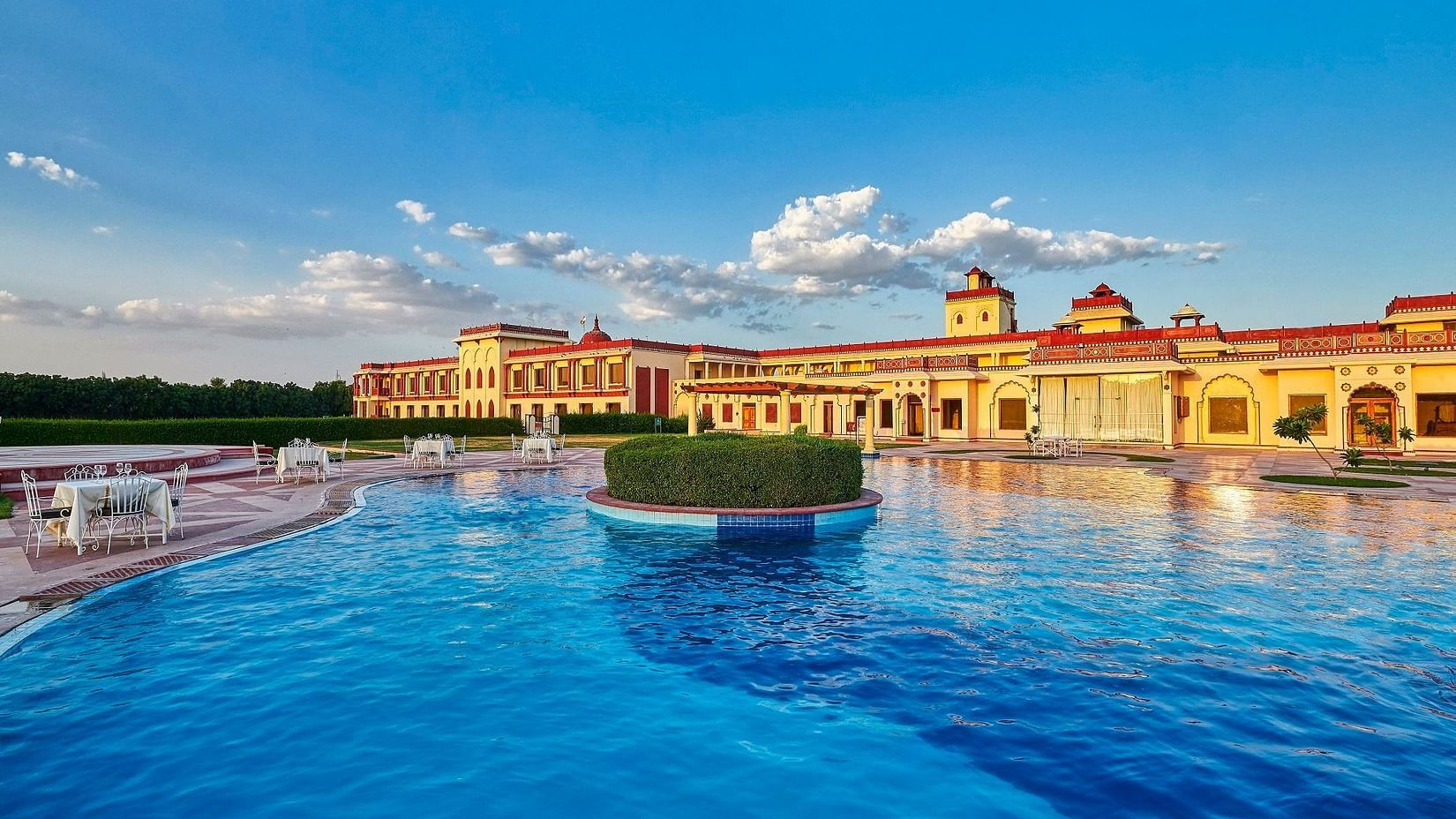 Hồ bơi tuyệt đẹp tại The Ummed Jodhpur, nơi bạn có thể thư giãn và tận hưởng không gian yên bình