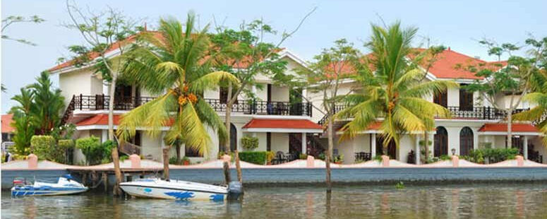 Lake Palace Resort Alleppey nhìn từ xa với kiến trúc truyền thống Kerala và hồ nước bao quanh