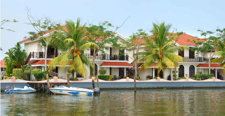Lake Palace Resort Alleppey nhìn từ xa với kiến trúc truyền thống Kerala và hồ nước bao quanh