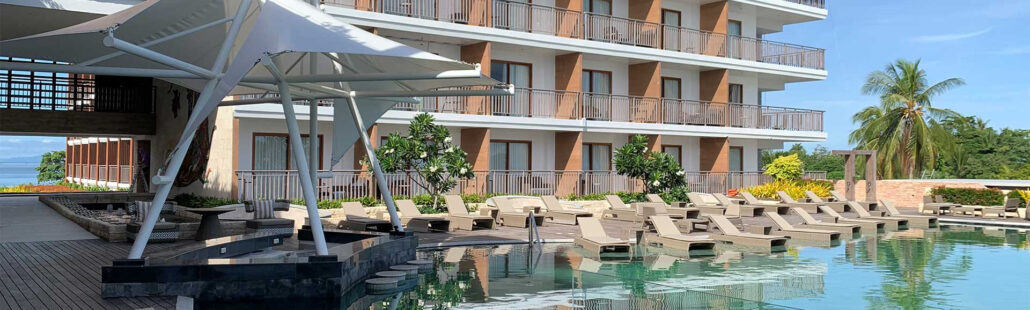 Hồ bơi tại Modala Resort với thiết kế hiện đại và tầm nhìn tuyệt đẹp