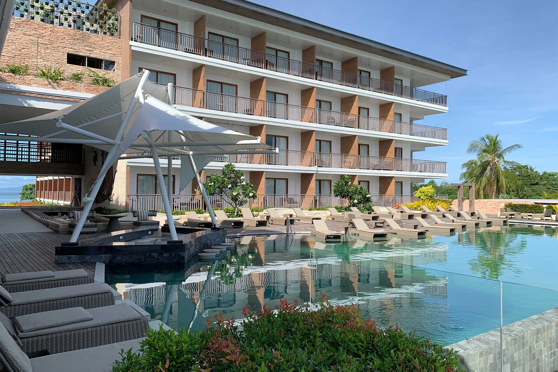 Hồ bơi tại Modala Resort với thiết kế hiện đại và tầm nhìn tuyệt đẹp
