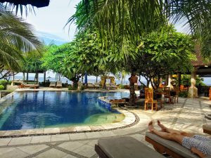 Hồ bơi vô cực tại Arya Beach Resort với làn nước trong xanh và tầm nhìn biển rộng lớn
