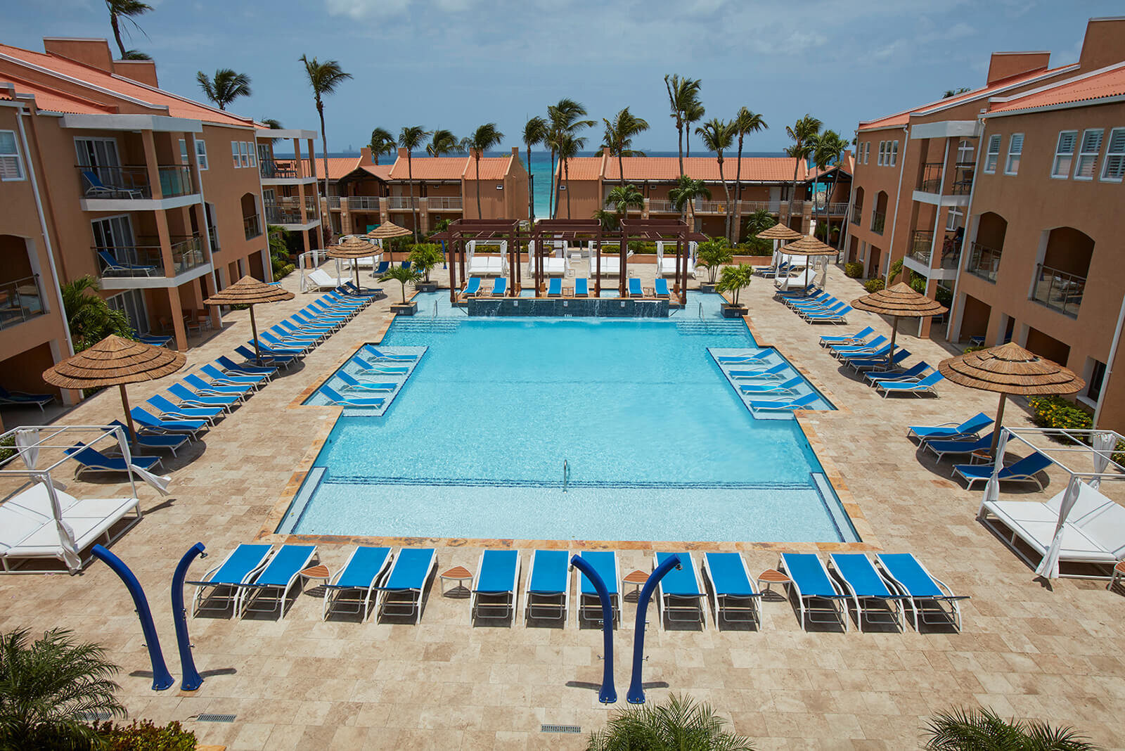 Hồ bơi lớn với khu vực thư giãn và quán bar tại Divi Dutch Village Beach Resort