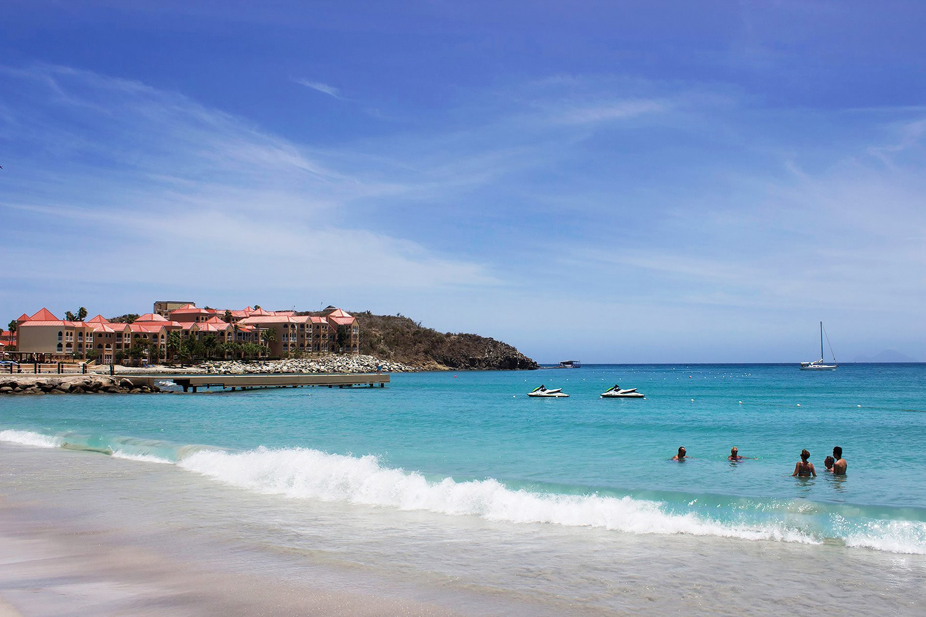 Bãi biển tuyệt đẹp tại St. Maarten với làn nước xanh ngọc bích và cát trắng mịn