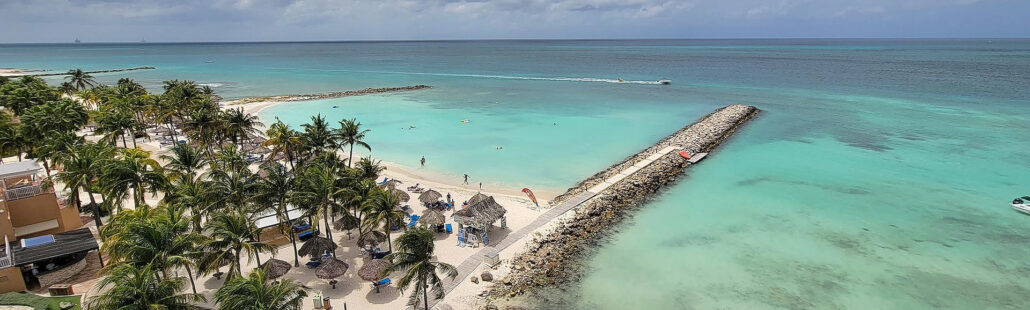 Ghế nằm trên bãi biển Palm tại Phoenix Beach Resort Aruba, mang đến sự thư giãn tuyệt đối.