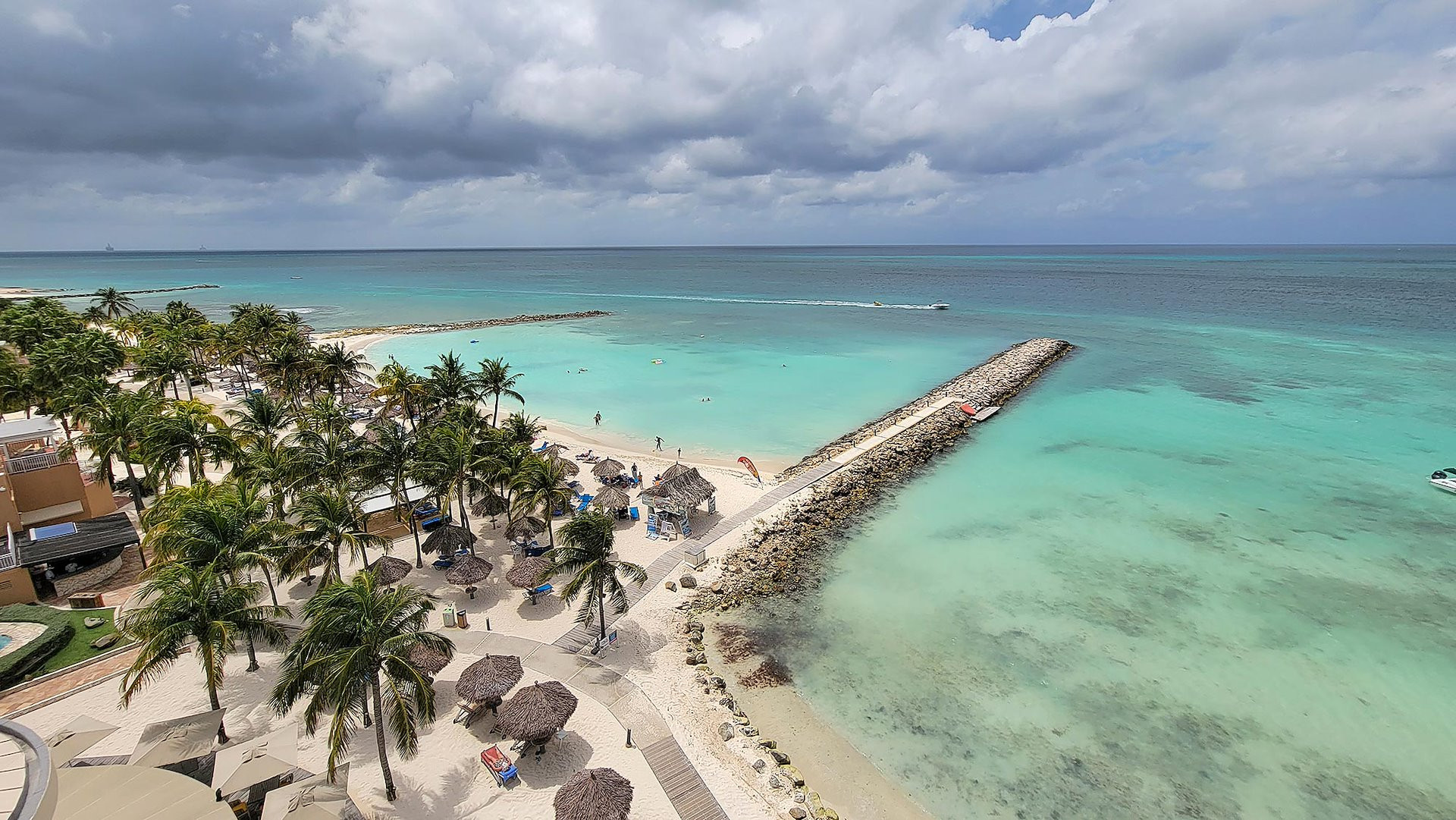 Ghế nằm trên bãi biển Palm tại Phoenix Beach Resort Aruba, mang đến sự thư giãn tuyệt đối.