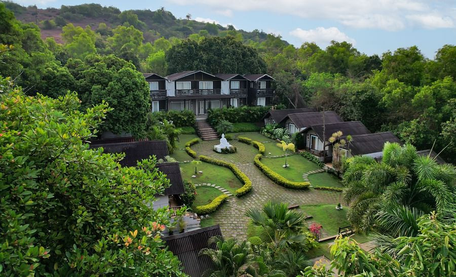 Bãi biển cát trắng thanh bình tại Stone Wood Resort Goa