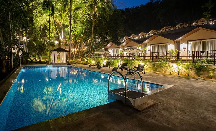 Toàn cảnh khu nghỉ dưỡng Stone Wood Premier Gokarna với kiến trúc hài hòa giữa thiên nhiên