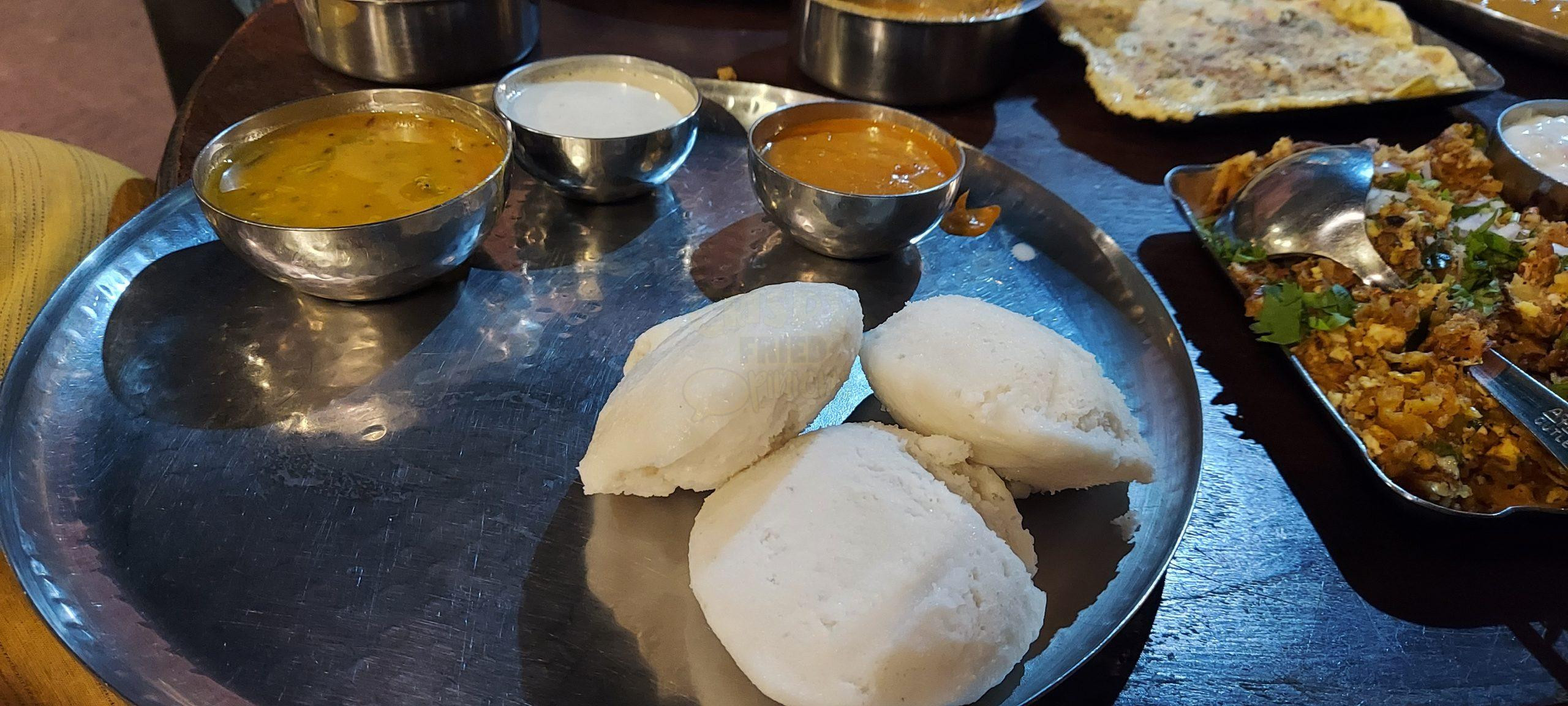 Idly và Parotta với chutneys và sambhar tươi ngon