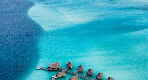 Nhìn từ trên cao khu nghỉ dưỡng Le Bora Bora by Pearl Resorts với những bungalow trên mặt nước trong xanh