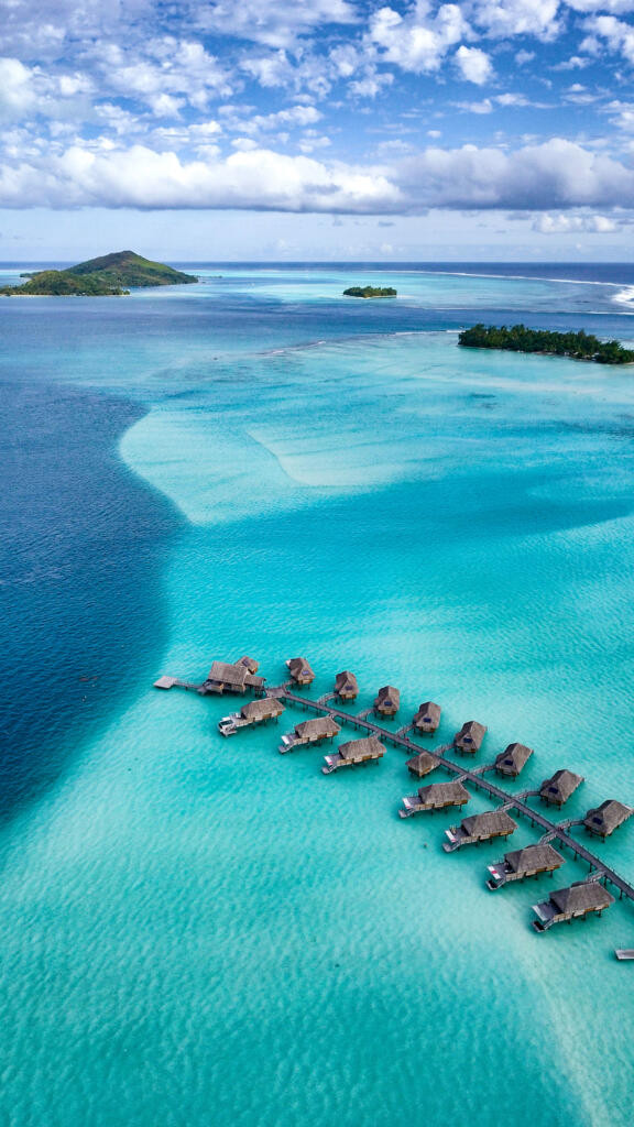 Nhìn từ trên cao khu nghỉ dưỡng Le Bora Bora by Pearl Resorts với những bungalow trên mặt nước trong xanh