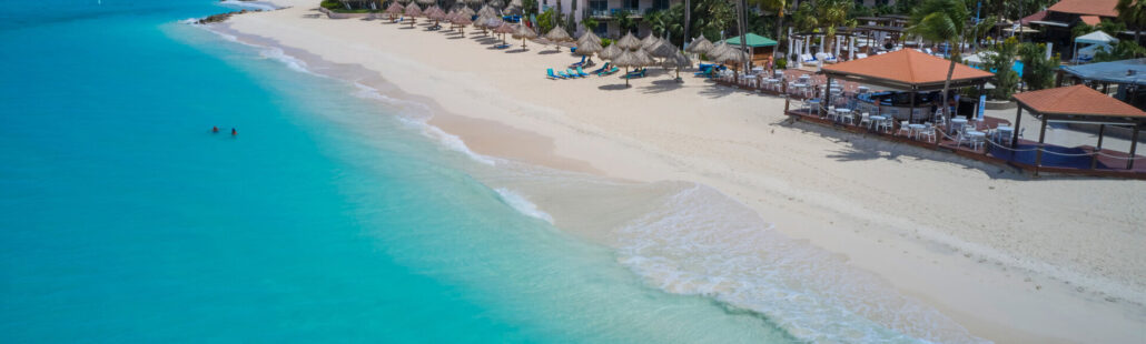 Phòng khách sạn sang trọng tại Aruba Resort với tầm nhìn ra biển