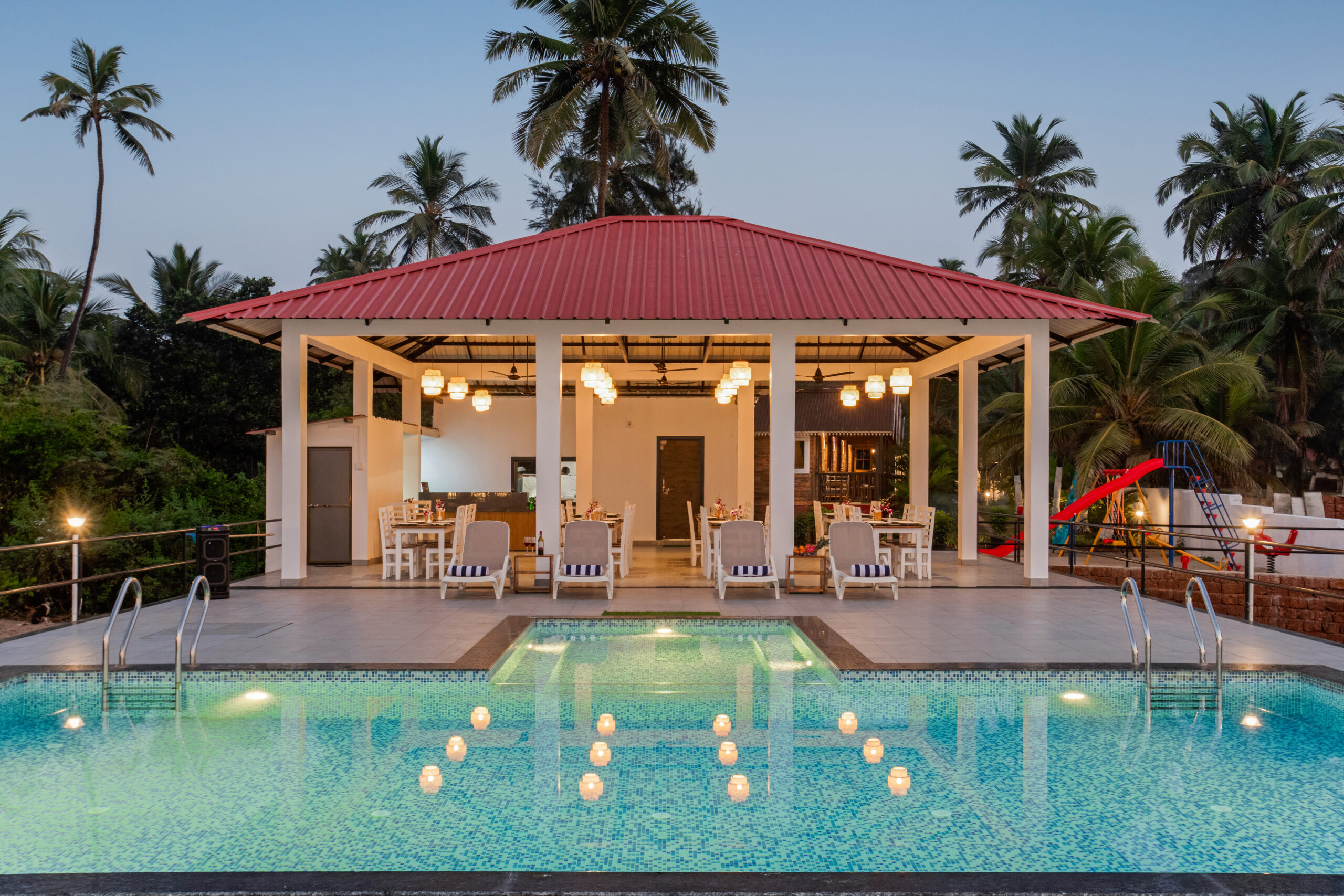 Bãi biển tuyệt đẹp với cát trắng và nước biển trong xanh