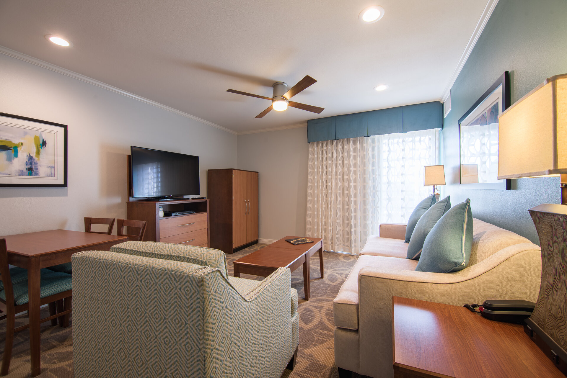 Phòng khách rộng rãi với sofa và TV tại Winner's Circle Resort