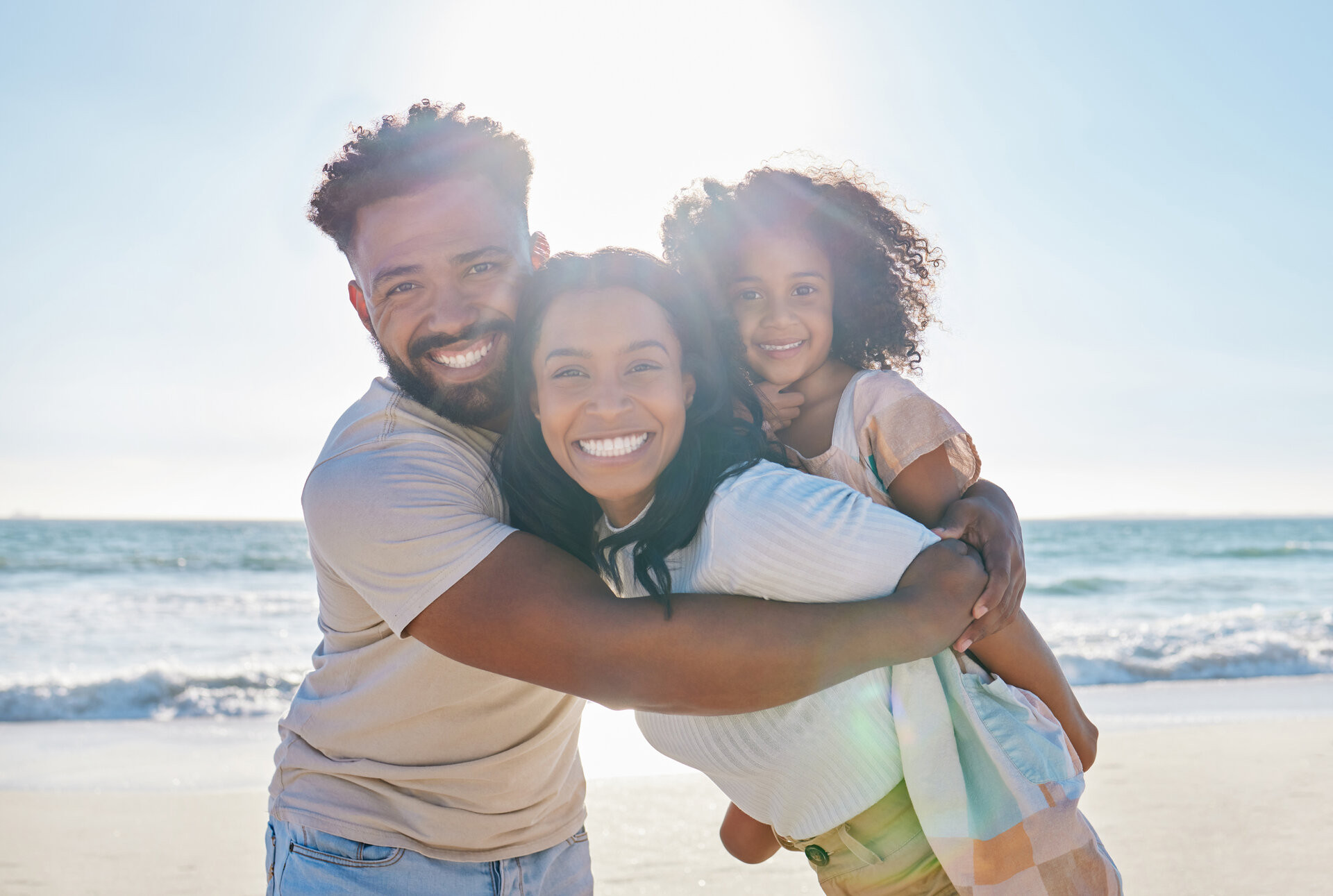 Bãi biển Solana Beach với cát vàng và sóng biển