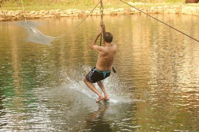 Srinath lướt trên mặt nước khi chơi zipline