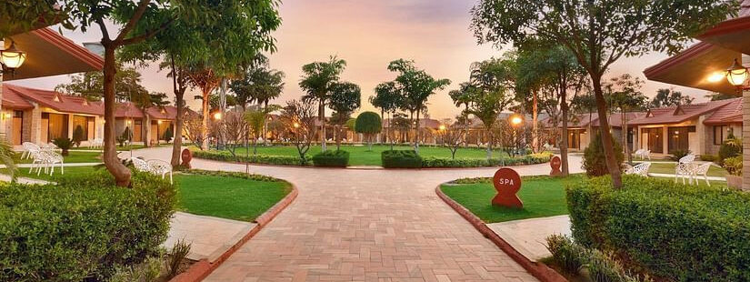 Khuôn viên xanh mát với những khu nhà nghỉ sang trọng tại Shri Radha Brij Vasundhara Resort & Spa