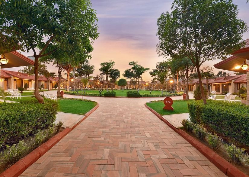 Khuôn viên xanh mát với những khu nhà nghỉ sang trọng tại Shri Radha Brij Vasundhara Resort & Spa
