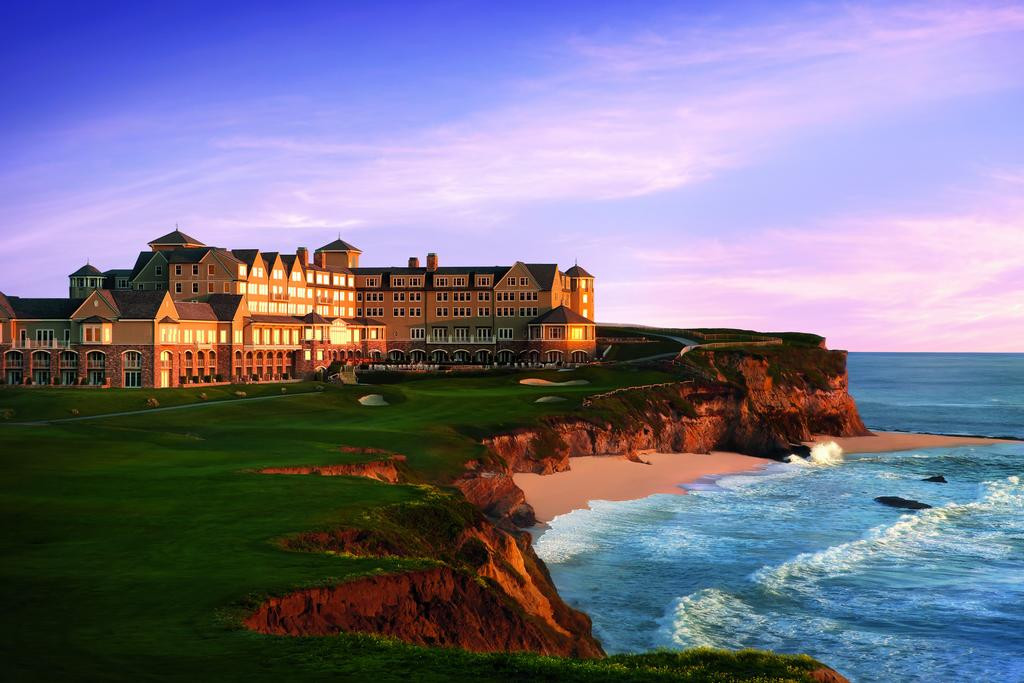 The Ritz-Carlton Half Moon Bay nhìn ra sân golf và biển