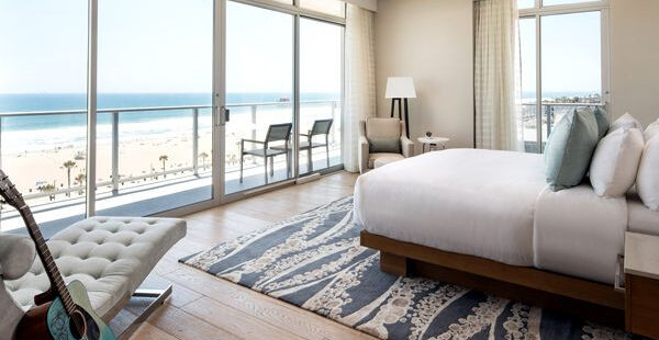 Bacara Resort nhìn từ trên cao với hồ bơi và bãi biển trải dài