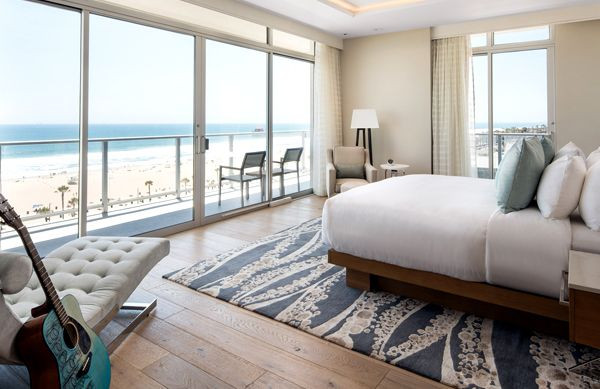 Bacara Resort nhìn từ trên cao với hồ bơi và bãi biển trải dài