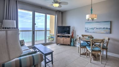Phòng khách và bếp đầy đủ tiện nghi tại Calypso Resort