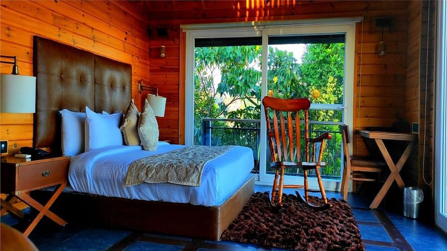 Phòng khách sạn thoáng đãng với tầm nhìn ra núi tại Polo Cherrapunjee Resort