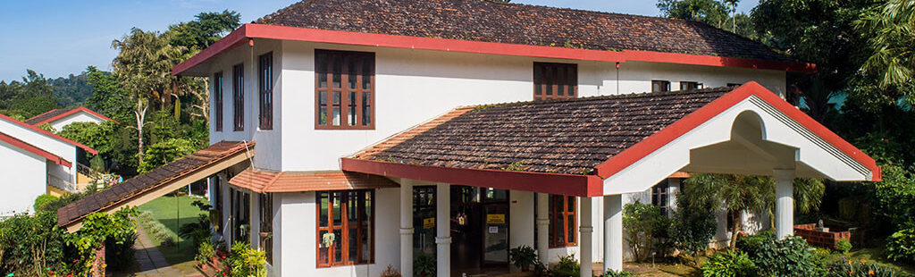Sân golf xanh mướt tại Ambatty Greens Resort, Coorg
