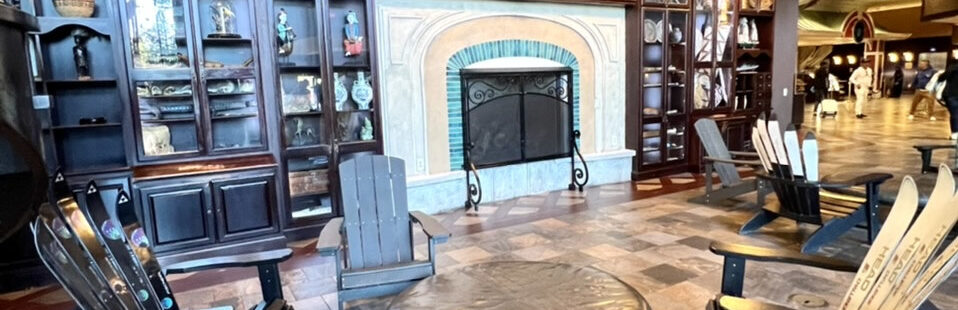 Sảnh chờ sang trọng tại Camelback Lodge với trần cao, lò sưởi lớn và khu vực tiếp khách rộng rãi