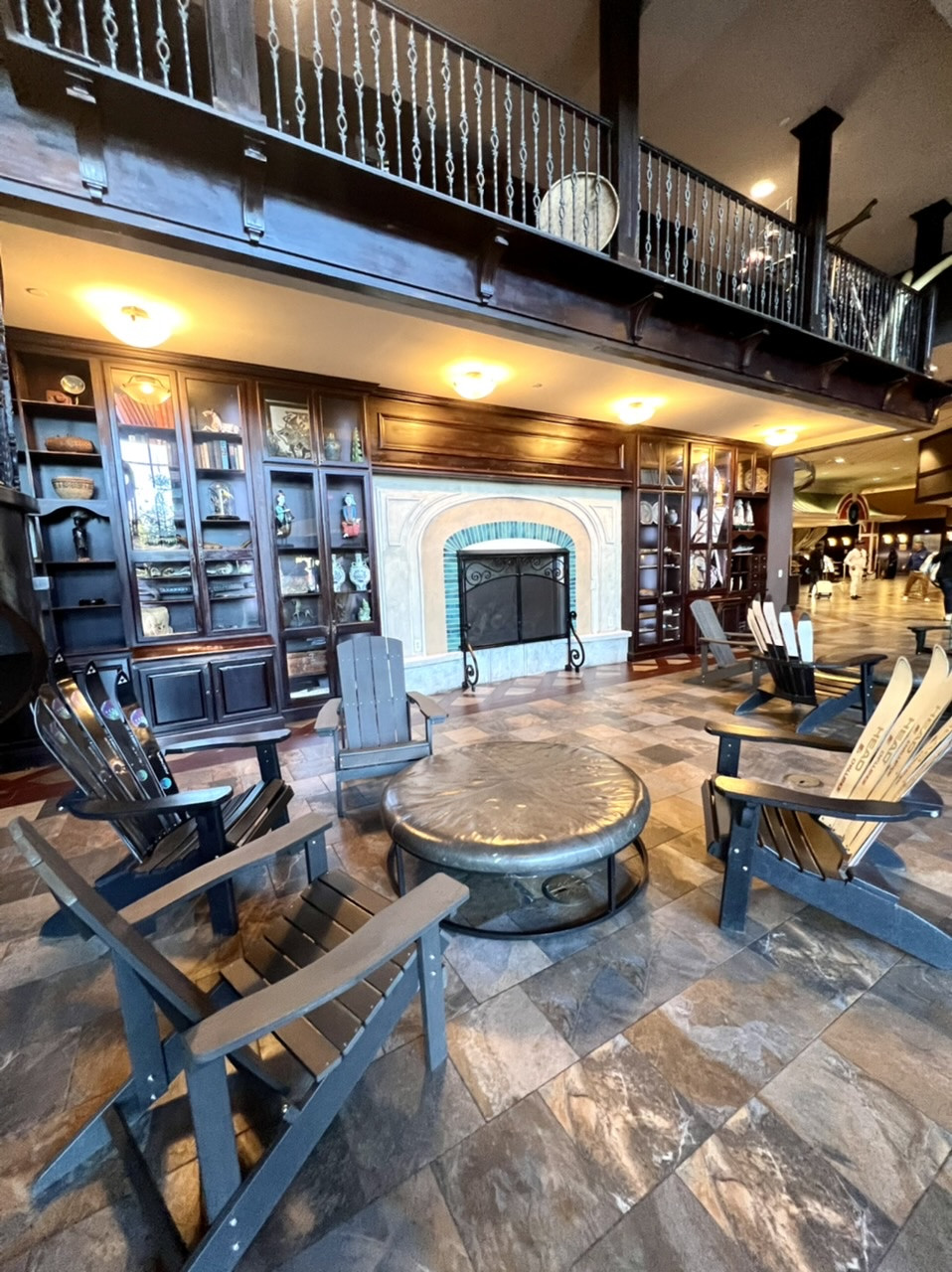 Sảnh chờ sang trọng tại Camelback Lodge với trần cao, lò sưởi lớn và khu vực tiếp khách rộng rãi