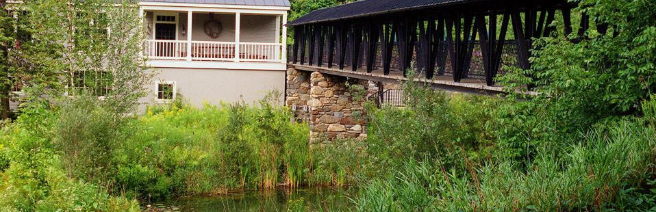 Cầu đi bộ có mái che dẫn đến quán rượu và spa tại Twin Farms.