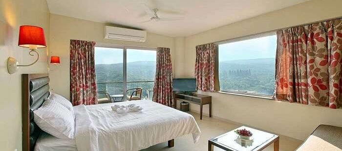 Phòng khách sạn ấm cúng với giường cỡ lớn tại Prakruti Resort, Kashid