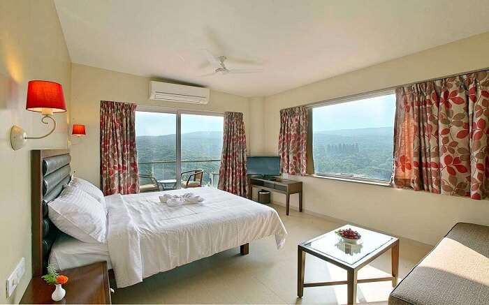 Phòng khách sạn ấm cúng với giường cỡ lớn tại Prakruti Resort, Kashid