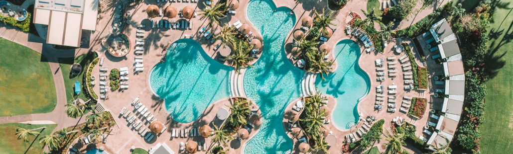 Westin Maui Resort & Spa nhìn từ trên cao với hồ bơi nhiều tầng và bãi biển Ka'anapali trải dài