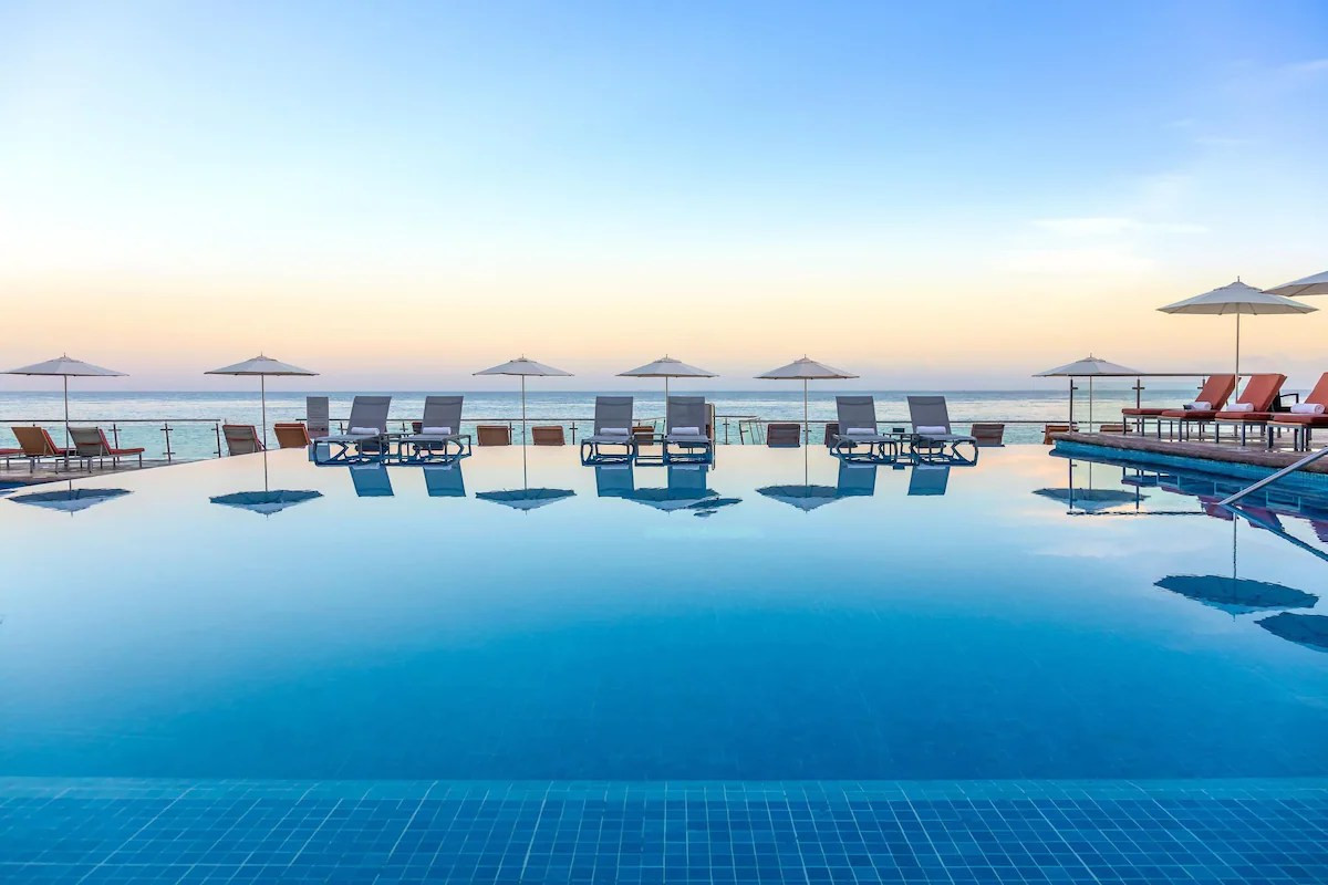 Hồ bơi vô cực nhìn ra biển xanh tại Cozumel Palace