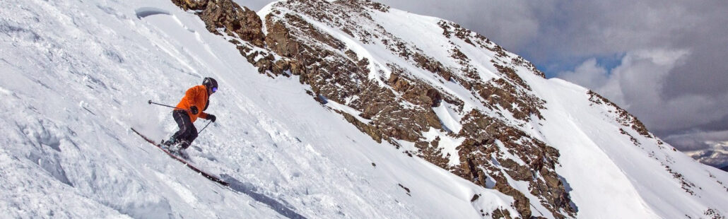 Khu nghỉ dưỡng trượt tuyết Arapahoe Basin, Colorado với người trượt tuyết đang di chuyển